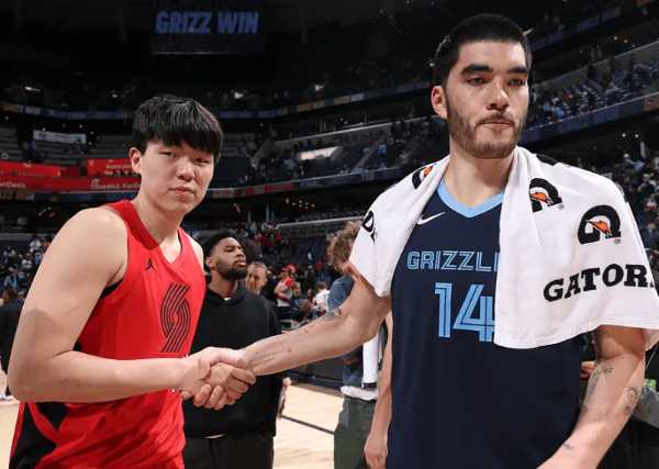 杨瀚森接受了记者采访 跳球什么感受？杨瀚森：没跳过，上半场打得缩手缩脚的