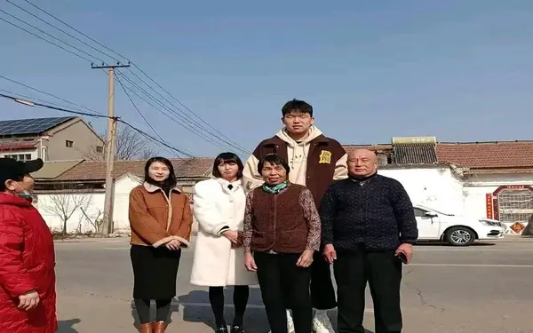 杨瀚森一家曝光!父亲197,妈妈180!看完合影就知道什么叫天赋了